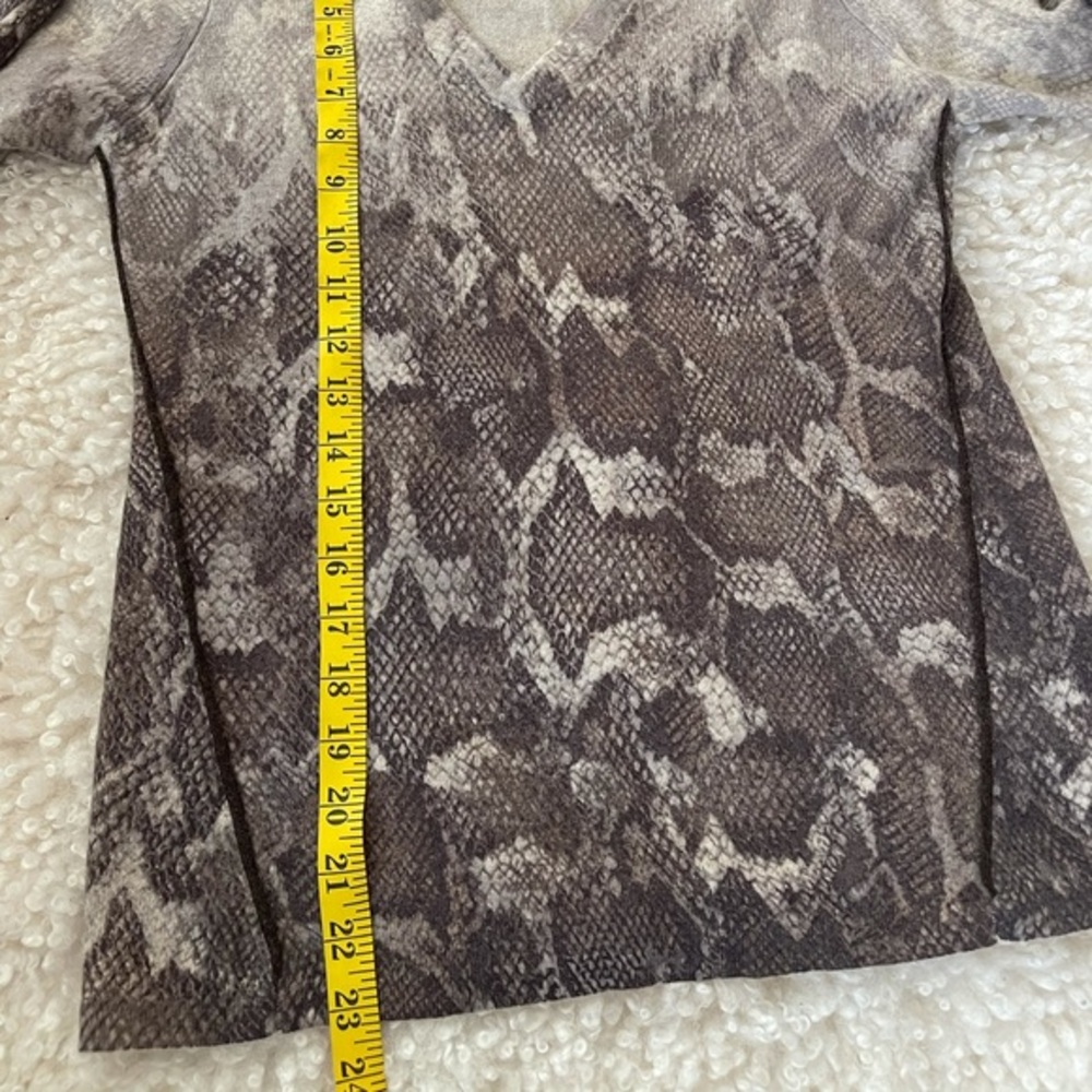 Kinross Vee Neck Sweater Python Print Xs $328 - image 4